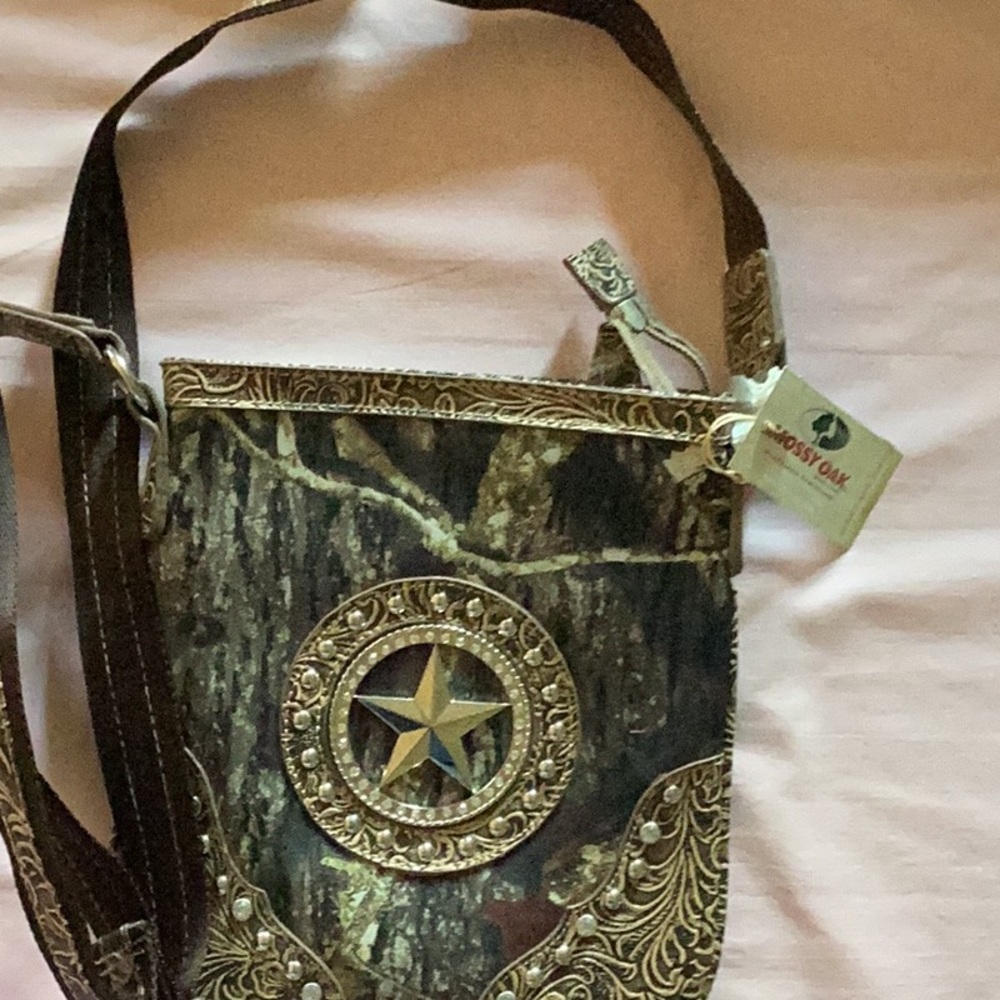 Ladies new with tags Mossy Oak Camo bag.